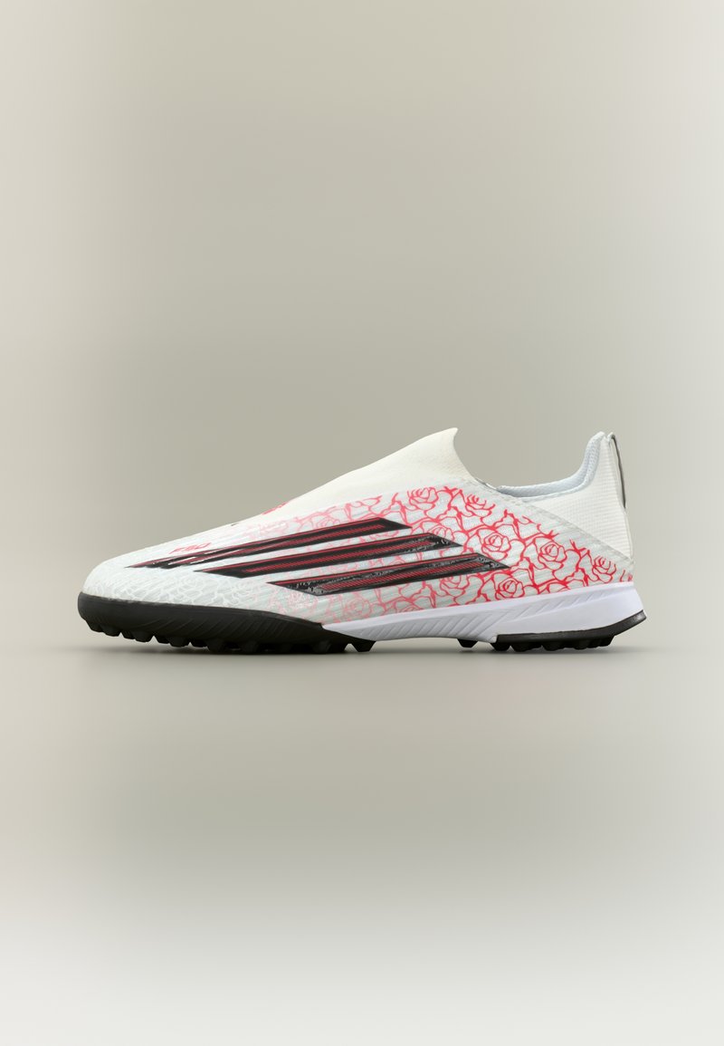 Λευκά ποδοσφαιρικά παπούτσια με κόκκινο μοτίβο τριαντάφυλλου, κομψός σχεδιασμός, εφαρμογή σαν κάλτσα, μαύρα τρουκς και τρεις μαύρες ρίγες στο πλάι.