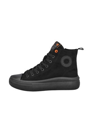 Zapatillas altas negras de ante con puntera de goma. Con cordones negros, ojales naranjas y un parche de logo circular en el lateral.