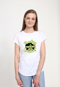 Biała bawełniana koszulka z kolorowym grafikiem przedstawiającym postać z kreskówki, zielonym napisem "Szczęściara i urocza" oraz akcentami koniczyny.