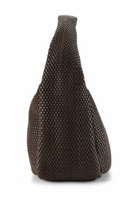 Sac à main tissé marron avec un motif texturé distinctif, doté d'une forme structurée et d'une poignée courbée pour un transport facile.