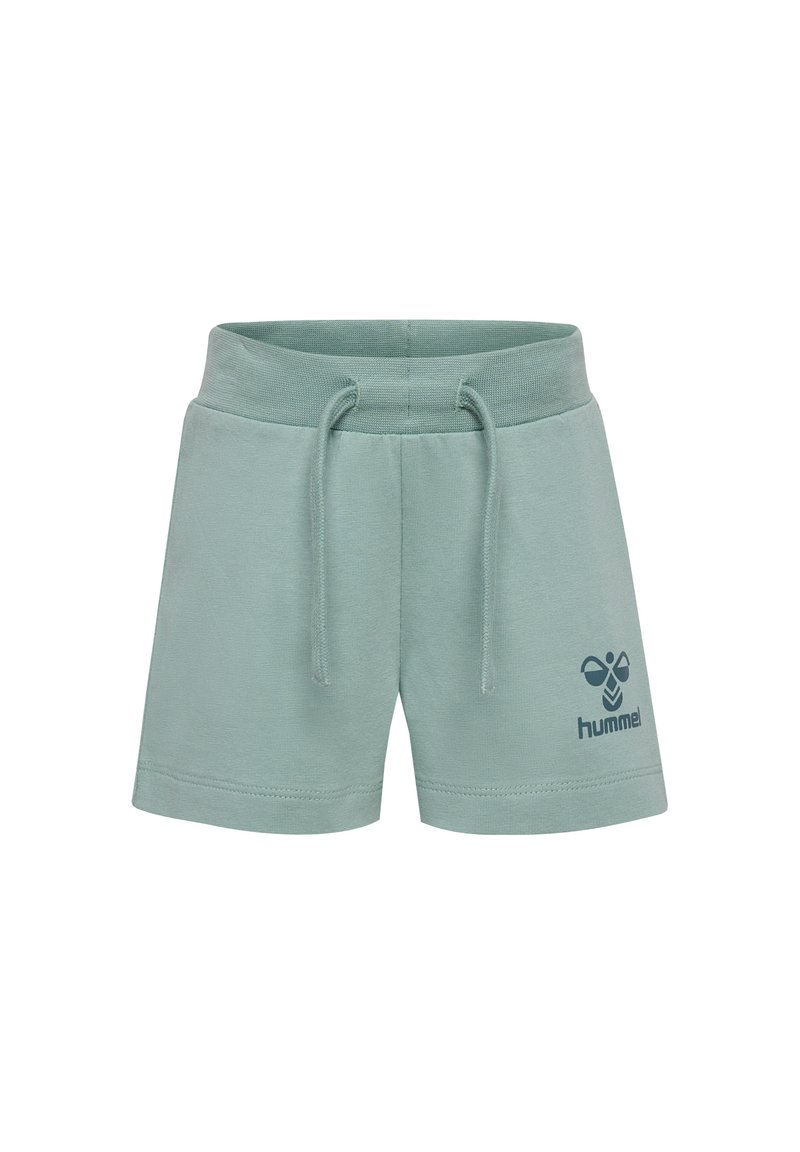 Mintgröna bomullsshorts med elastisk midja, dragsko och tryckt logotyp på vänster sida. Slät textur och avslappnad design.