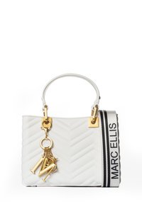 Weiße gesteppte Handtasche mit goldenen Beschlägen, ausgestattet mit einem seitlichen Logo-Tragegurt und einem dekorativen Schlüsselanhänger. Glatte Textur, strukturierte Form und Zickzackmuster.