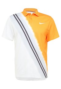 Polo à manches courtes avec un orange vif sur le côté droit, blanc sur le côté gauche, des rayures diagonales grises, et le logo Nike blanc sur la poitrine.