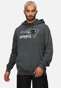 Sudadera de algodón gris con bolsillo canguro delantero, puños acanalados y un logo impreso con el texto "PATRIOTS" y emblema en el pecho.