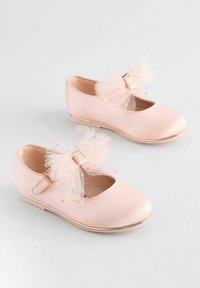 Ballet flats in satin rosa con punta rotonda, caratterizzati da un nastro in tulle trasparente con paillettes e un accento metallico sulla suola. Fascetta regolabile.