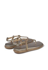Sandali piatti color oro con cinturini metallici intrecciati, una soletta grigia liscia e una suola simile a juta texturizzata. Inclusa la dettaglio della fibbia regolabile.