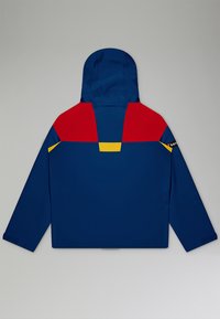 Windbreaker-Jacke in Blau mit roten und gelben Akzenten. Verfügt über eine Kapuze, elastische Bündchen und einen geraden Schnitt. Das Material wirkt glatt und leicht.