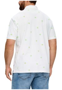 Witte polo-shirt met een patroon van kleine groene palmbomen, korte mouwen en zijsplitten aan de zoom voor extra comfort.