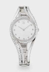 Orologio da polso in tonalità argento con quadrante bianco rotondo, accenti di cristallo e design a bracciale a doppia onda con finitura lucida.
