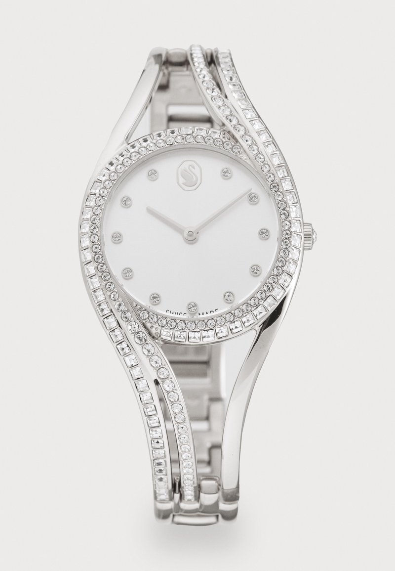 Orologio da polso in tonalità argento con quadrante bianco rotondo, accenti di cristallo e design a bracciale a doppia onda con finitura lucida.