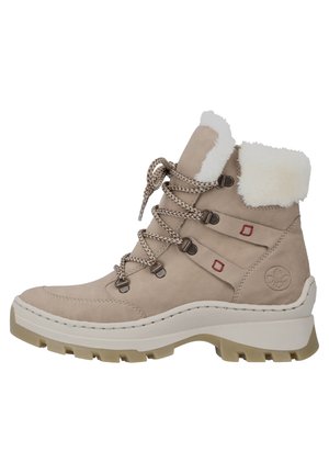 Beige Wildleder Stiefeletten mit weißem Kunstfellkragen, braunen Schnürsenkeln, Metallösen und Gummisohle mit tiefen Traktionsrillen.