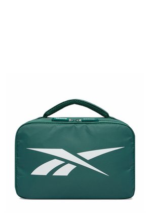 Bolsa rectangular verde con cremallera y asa, con un gran logo blanco de Reebok en el frente, aislada sobre fondo blanco.
