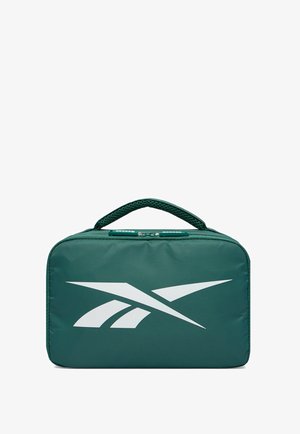 Grüne rechteckige Tasche mit Reißverschluss und Griff, mit großem weißem Reebok-Logo auf der Vorderseite, isoliert auf weißem Hintergrund.