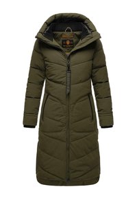 Olivgrön puffjacka med en lång, rak design, hög krage, dragkedjestängning, två sidofickor och vågrät quiltad textur.