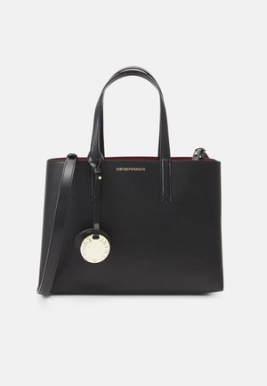 Sort tekstureret læder tote taske med dobbelte håndtag, aftagelig skulderrem, guld Emporio Armani-logo og rundt guldkarm på forsiden.