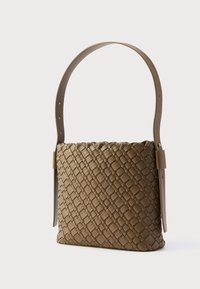 Geantă din piele împletită într-o nuanță maro șters, cu o formă structurată, curea reglabilă și model texturat în formă de diamant.