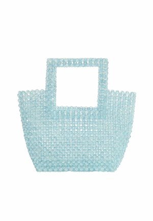 Borsa traslucida azzurro chiaro realizzata con perline rotonde intrecciate e un grande manico rettangolare su sfondo bianco.