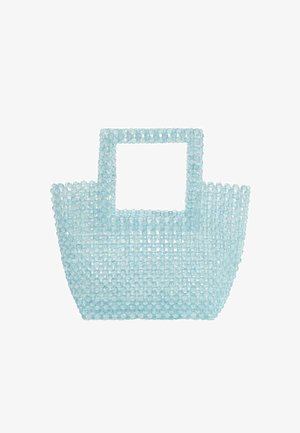 Jasnoniebieska przezroczysta torebka wykonana z połączonych okrągłych koralików z dużym prostokątnym uchwytem na białym tle.