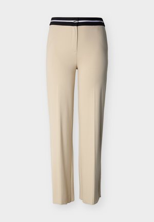 Pantaloni beige a gamba dritta con una cintura nera dotata di bottone e un piccolo dettaglio logo al centro davanti.