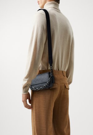 COACH CHARTER FLAP CROSSBODY SIGNATURE - Borsa a mano - charcoal