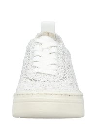 Baskets blanches avec un dessus texturé et tissé, et des lacets plats blancs. Elles présentent un embout renforcé et une semelle en caoutchouc blanc avec des motifs subtils.