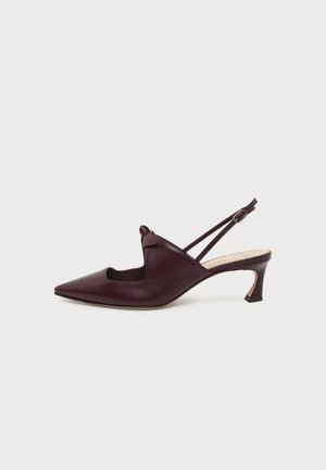 Bordová slingback lodička so špicatou špičkou, bočným výrezom, ozdobnou mašľou navrchu a nízkym opätkom, zobrazená na bielom pozadí.