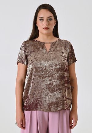 Top a maniche corte realizzato in tessuto metallico testurizzato nelle tonalità di marrone. Presenta un collo a chiave e una vestibilità ampia.