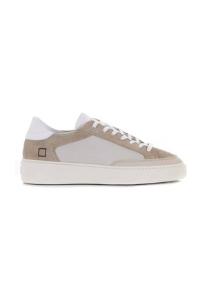 Sneaker in suede beige e rete bianca con lacci piatti bianchi e suola in gomma bianca. Dettaglio logo quadrato sul tallone. Design a taglio basso.