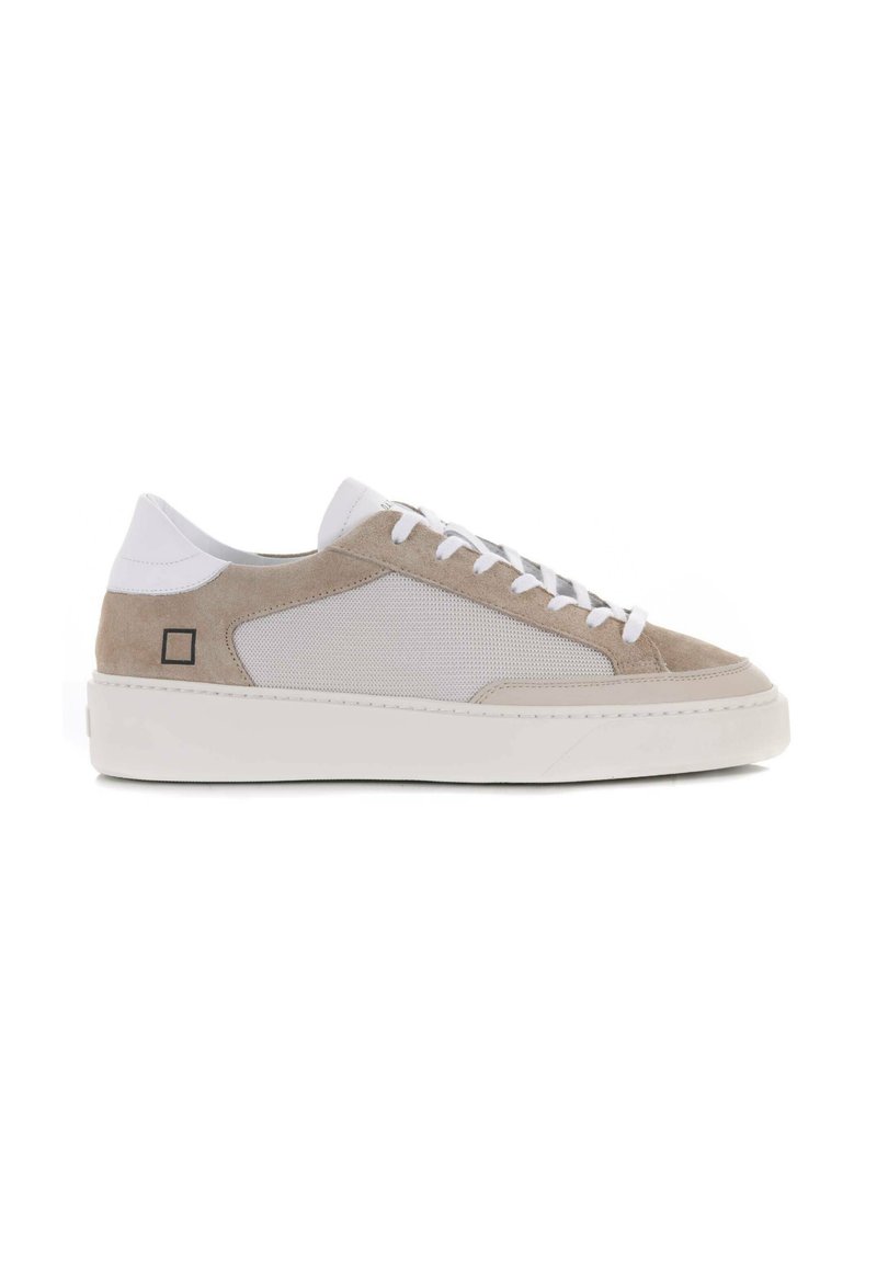 Sneaker in suede beige e rete bianca con lacci piatti bianchi e suola in gomma bianca. Dettaglio logo quadrato sul tallone. Design a taglio basso.