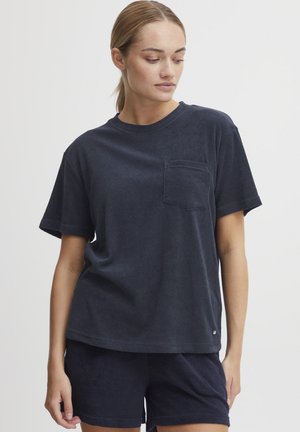 Maglietta in misto cotone blu navy con maniche corte e taschino sul petto, caratterizzata da una vestibilità comoda e una texture morbida.