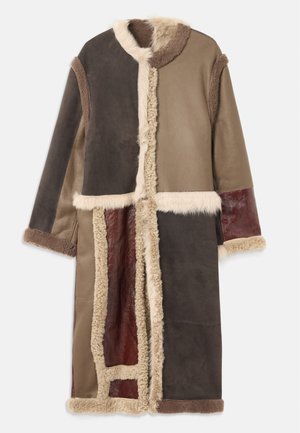 Langer, mehrfarbiger Mantel aus Wildleder und Schaffell in Brauntönen, mit einem Kunstfellkragen und kontrastierenden, strukturierten Einsätzen.