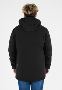Giacca nera impermeabile con cappuccio, caratterizzata da una superficie liscia, maniche lunghe e un orlo leggermente curvo. La vista posteriore non presenta marchi visibili.