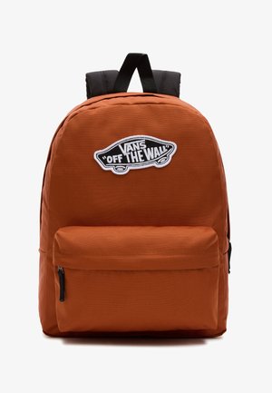 Pomarańczowy plecak wykonany z trwałego materiału, z przednią kieszenią na zamek, z białym haftowanym logo "VANS OFF THE WALL" i czarnymi paskami.