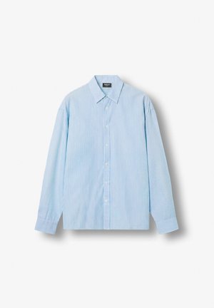Chemise bleu clair à boutons, avec fines rayures blanches verticales, manches longues et col pointu, présentée à plat sur fond blanc.