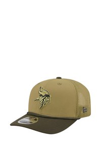 Beige Baseballkappe mit einem dunkelgrünen Schirm. Verfügt über ein gesticktes Wikinger-Logo auf der Vorderseite und Netzpaneele für Atmungsaktivität.
