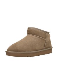 Bruine suede enkelboots met een ronde neus, minimale stiksels en een platte rubberen zool. Zachte textuur en simplistisch ontwerp.