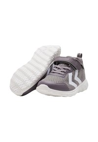 Graue Sportschuhe mit Mesh-Obermaterial, weißen Akzenten und einem Klettverschluss. Texturierte weiße Sohle für Grip und Haltbarkeit.