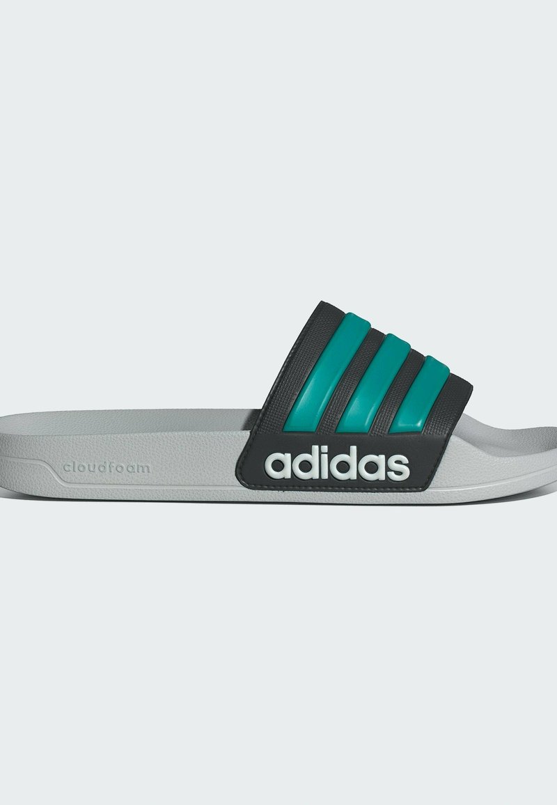 Adidas cloudfoam slides i sort og teal. Har tre strukturerede striber, en polstret sål og et fremtrædende hvidt logo.