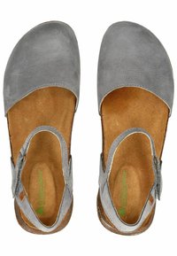 Graue Ledersandalen mit glatter Oberfläche, offenen Zehen und verstellbarem Knöchelriemen. Natürlicher Korkfußbett und umweltfreundliche Materialien.