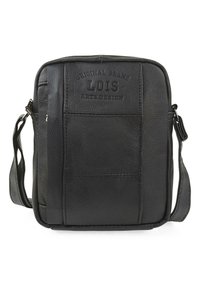 Bolsa mensajera de cuero negro con acabado texturizado, que cuenta con una correa acolchada, detalle de logotipo en relieve en la parte frontal y un diseño minimalista.