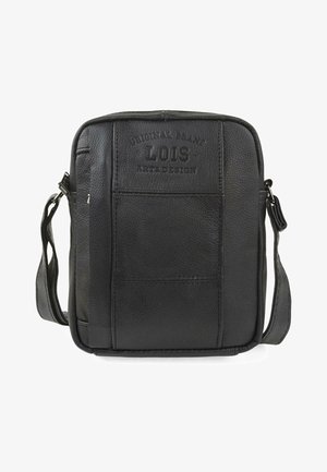 Bolsa mensajera de cuero negro con acabado texturizado, que cuenta con una correa acolchada, detalle de logotipo en relieve en la parte frontal y un diseño minimalista.