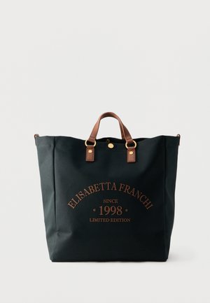 Sac fourre-tout noir avec poignées en cuir marron, bouton doré et texte "Elisabetta Franchi Depuis 1998 Édition Limitée" en marron sur le devant.