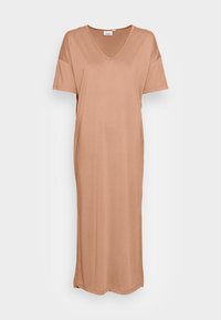 Vestido com decote em V e mangas curtas, em castanho claro, feito de tecido macio. Apresenta laterais com fendas e um corte solto, alcançando o comprimento até ao meio da panturrilha.