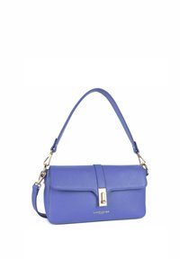 Paarse leren handtas met een afneembare schouderband, een gladde textuur, rechthoekige vorm, gouden hardware en een klepsluiting aan de voorkant.