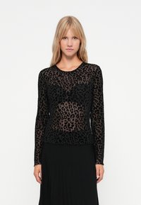 Cămașă neagră cu mânecă lungă, având un model leopard semi-transparent, cu guler rotund și un design ajustat. Textură moale cu un finisaj neted.