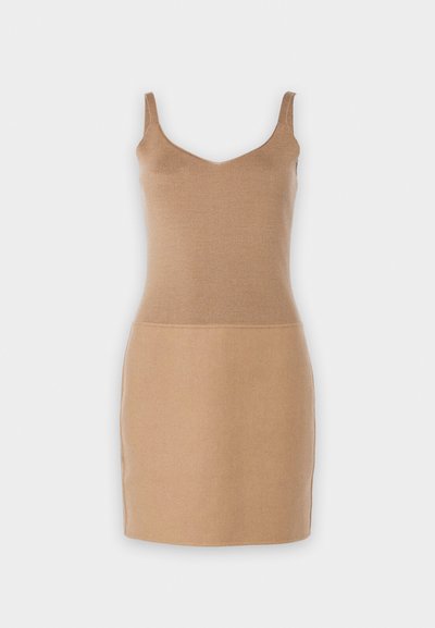 Stickad ärmlös klänning i ljus beige. Har en åtsittande bål och rak kjoldesign. Slät textur med en enkel, elegant silhuett.