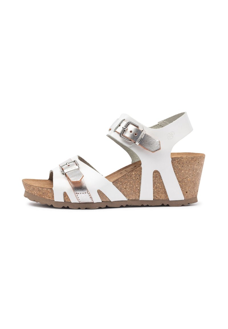 Sandales à talons compensés blanches avec semelle en liège, boucles ajustables en argent, design découpé, partie supérieure texturée et un talon compensé proéminent.