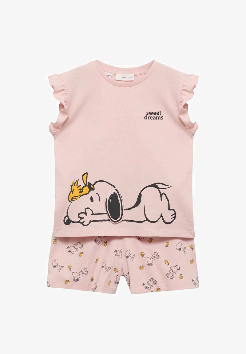 Set de pijamale roz cu mânecă scurtă, cu margini franjurate, grafică Snoopy pe partea de sus și pantaloni scurți cu model ce include ilustrații mici cu Snoopy.