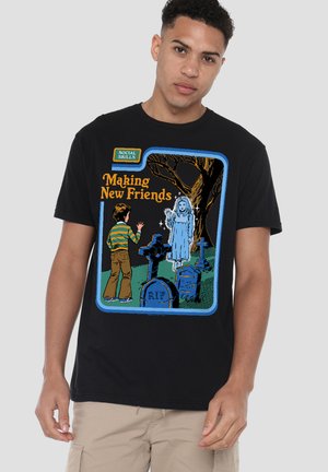 Junger Junge begrüßt ein leuchtendes Geistmädchen auf einem Friedhof mit Grabsteinen unter einem großen Baum, mit der Überschrift "Neue Freunde finden."