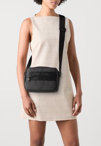 JOOP! Jeans MODICA NUVOLA PINO SHOULDERBAG UNISEX - Borsa a tracolla - black